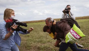 "Ocurrió algo dentro de mí. Lo siento": La reportera húngara que agredió a refugiados pide disculpas