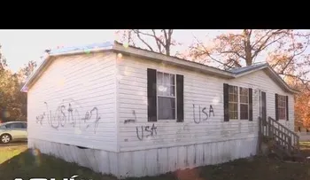  Lárguense de USA: El mensaje racista conque despierta cada mañana una madre soltera