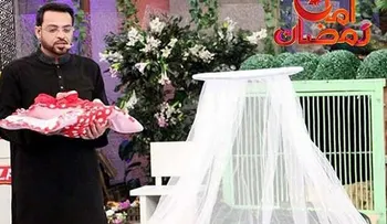 En programa de televisión paquistaní regalan bebé abandonada 