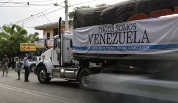 Llega a Venezuela camión con papel periódico