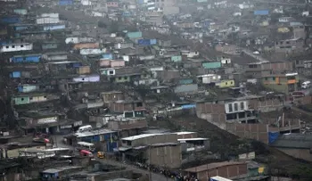 ¿Qué oculta la pared que separa a los ricos de los pobres en Perú?