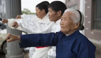 La abuela china de 93 años que hace kung-fu y es una sensación en internet