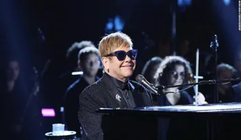 Elton John les dice adiós a los escenarios: así anunció su gira final