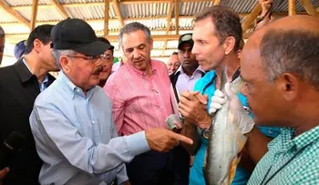 Danilo Medina otorga financiamiento acuicultores de Copeyito para 10 estanques
