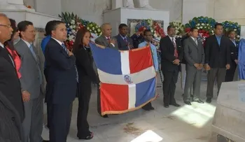 OTTT deposita ofrenda floral por mes de la patria