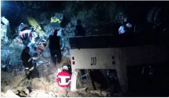 Un autobús cae a un precipicio en una carretera del norte de México; hay 10 muertos y 25 heridos