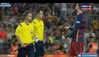 El curioso vídeo de Luis Suárez verificando el final de la primera parte contra el Athletic de Bilbao