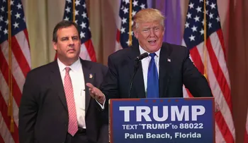 Las curiosas expresiones de Chris Christie durante discurso de Trump se vuelven virales