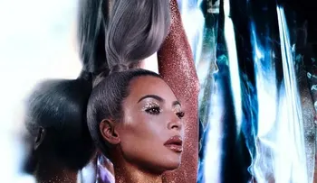 Kim Kardashian posa bañada en "glitter" y se roba atención de las redes