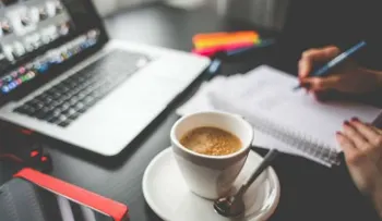 Beber café en la oficina expone así tu salud