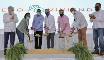 Presidente da primer palazo para la construcción de 50 eco viviendas con una inversión de RD$75 millones