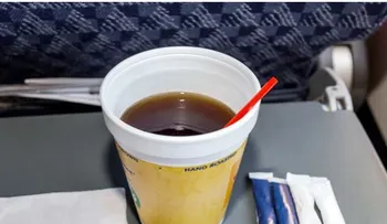 Por qué no debe tomar café, te o agua caliente en aviones, explica asistente de vuelo 