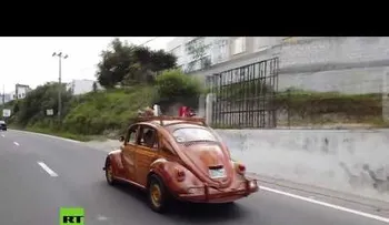 Construye un auto de madera y dice que irá de Lima a Nueva York 