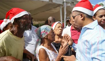 Francisco Fernández brinda almuerzo a envejecientes