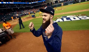 Dallas Keuchel, imbatible en casa; los Azulejos no se rinden