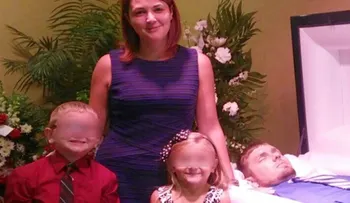 Causa revuelo foto de mujer y sus dos hijos posando con cadáver de su esposo