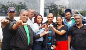 Presidencia entrega minibús a estudiantes de Pueblo Viejo de Azua