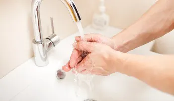  Las personas que se lavan mucho las manos pueden contraer dermatitis causada por el agua y el jabón