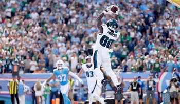 Eagles vencen a Titans 24-20 en un partido con 69 °C en el campo; entrenador necesitó suero intravenoso