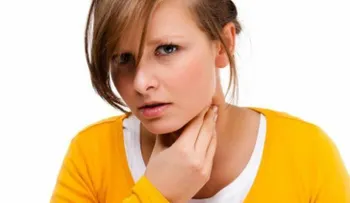 Alivia las molestias del dolor de garganta con este remedio casero a base de antibióticos naturales