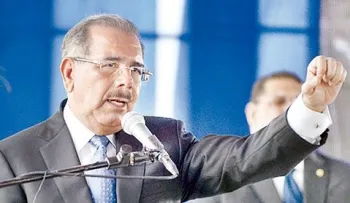 Piden reelección de Danilo cuando el mandatario inauguraba escuelas en Santiago