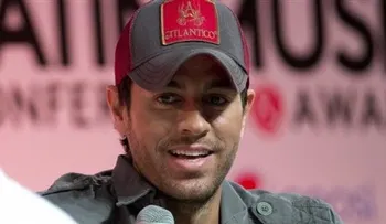 Enrique Iglesias: La mano está mejorando poco a poco