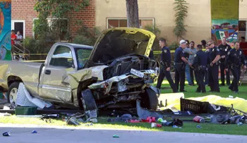 Un vehículo mata 4 personas, tras caer sobre multitud en Chicano Park 