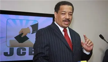 Danilo reafirma compromiso a favor mujer dominicana; protestan en su presencia por sentencia TC