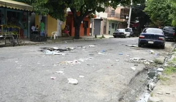 Queman neumáticos en Villa Juana en protesta contra apagones