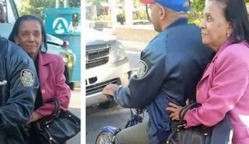 Gobernadora de Dajabón andando en motor