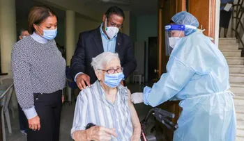 Equipo SRSM aplica dosis contra Covid-19 a Hermanas Misioneras Dominicas del Rosario