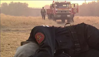 Foto de una bombera exhausta durmiendo en el suelo se vuelve viral
