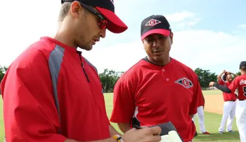 Luis Rojas, manager del Escogido tiene una sonrisa permanente por varios motivos; resalta energía en entrenamientos