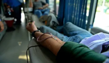Argentina levanta restricciones para que homosexuales donen sangre