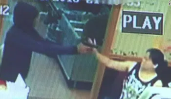 Esta mujer cree que el arma del ladrón es falsa, pero...