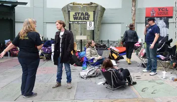 Fanáticos de Star Wars acampan a las afueras del teatro a la espera del estreno
