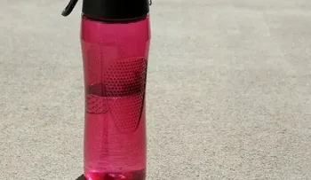 Los graves riesgos para la salud de no lavar las botellas reutilizables