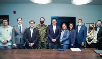 Uber acuerda con el Gobierno registrarse como empresa de transporte