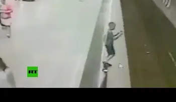 Un niño cae a las vías del tren por distraerse con su celular