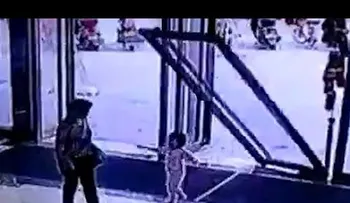 El horrible momento cuando una puerta de cristal aplasta a una niña de 3 años