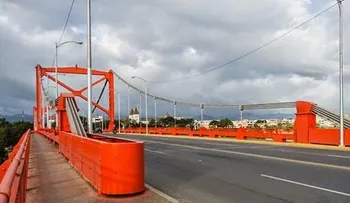 Hombre intenta degollar a su mujer y luego se suicida lanzándose de puente