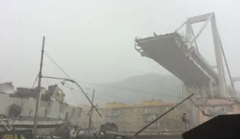Al menos 35 muertos por derrumbe puente de 90 metros de altura en Génova (VIDEOS)