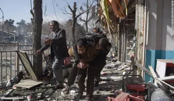 Una ambulancia llena de explosivos estalla en Kabul y deja decenas de muertos
