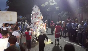 Encienden â??Árbol de la corrupciónâ? cerca de Palacio
