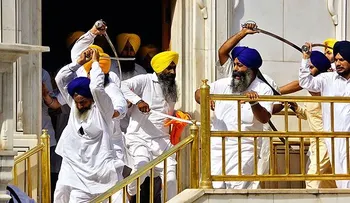 Fotos, video: Doce heridos en una batalla con espadas en un templo en la India 