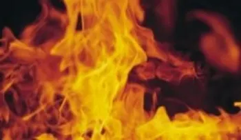 Hombre se rocía gasolina y luego se prende fuego 