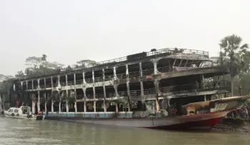 Noche de horror: El incendio de un barco en Bangladesh deja al menos 36 muertos y 100 heridos