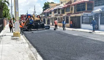 MOPC desarrolla amplio programa de asfaltado y construcción de aceras y contenes en el municipio Santo Domingo Este