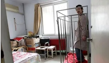 Como si fuera un animal, padre tenía enjaulado a un hijo de 18 años 