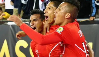 Perú elimina Brasil con un polémico gol aparentemente con la mano